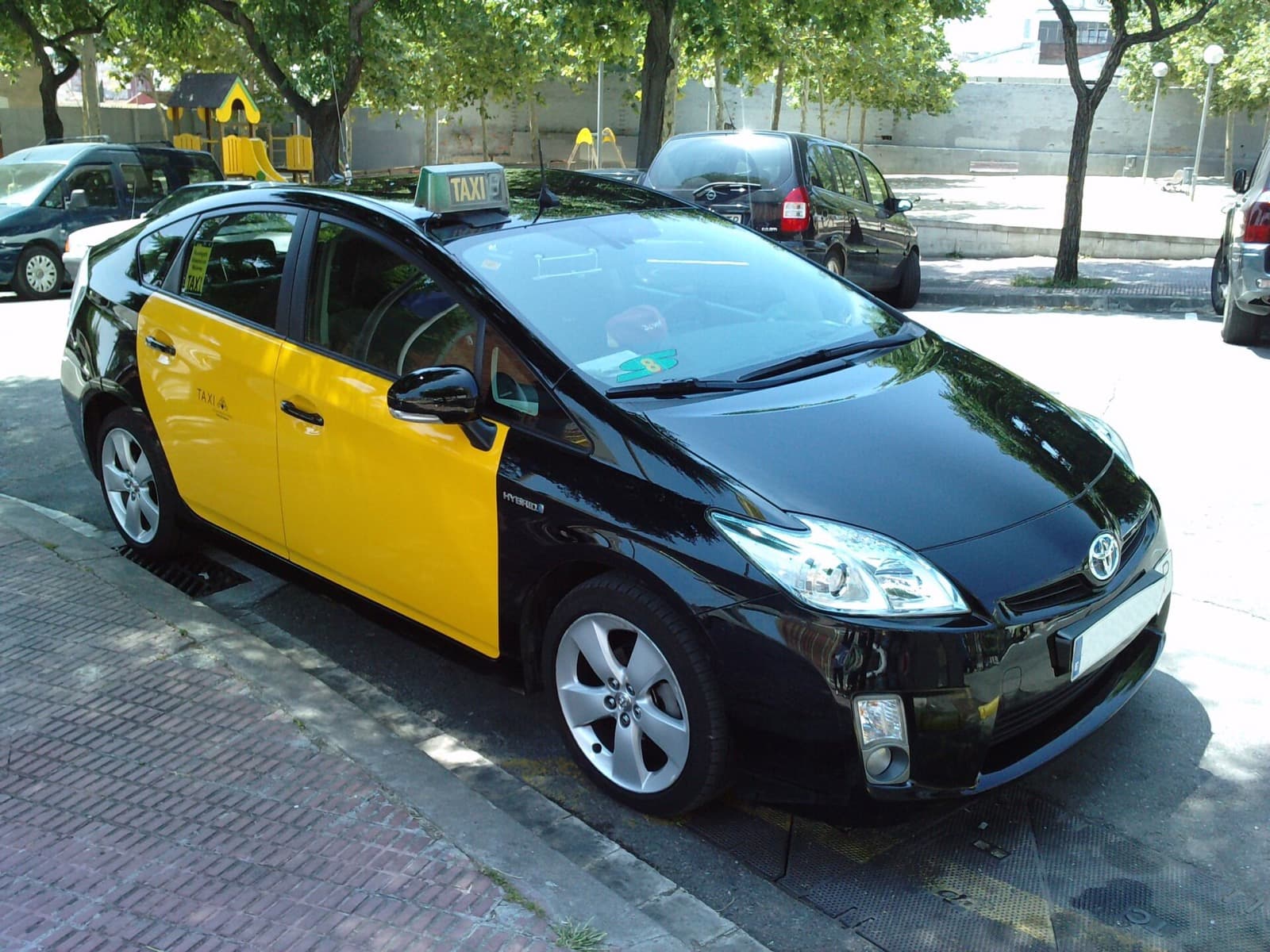 Taxi de Barcelona negro con puertas amarillas