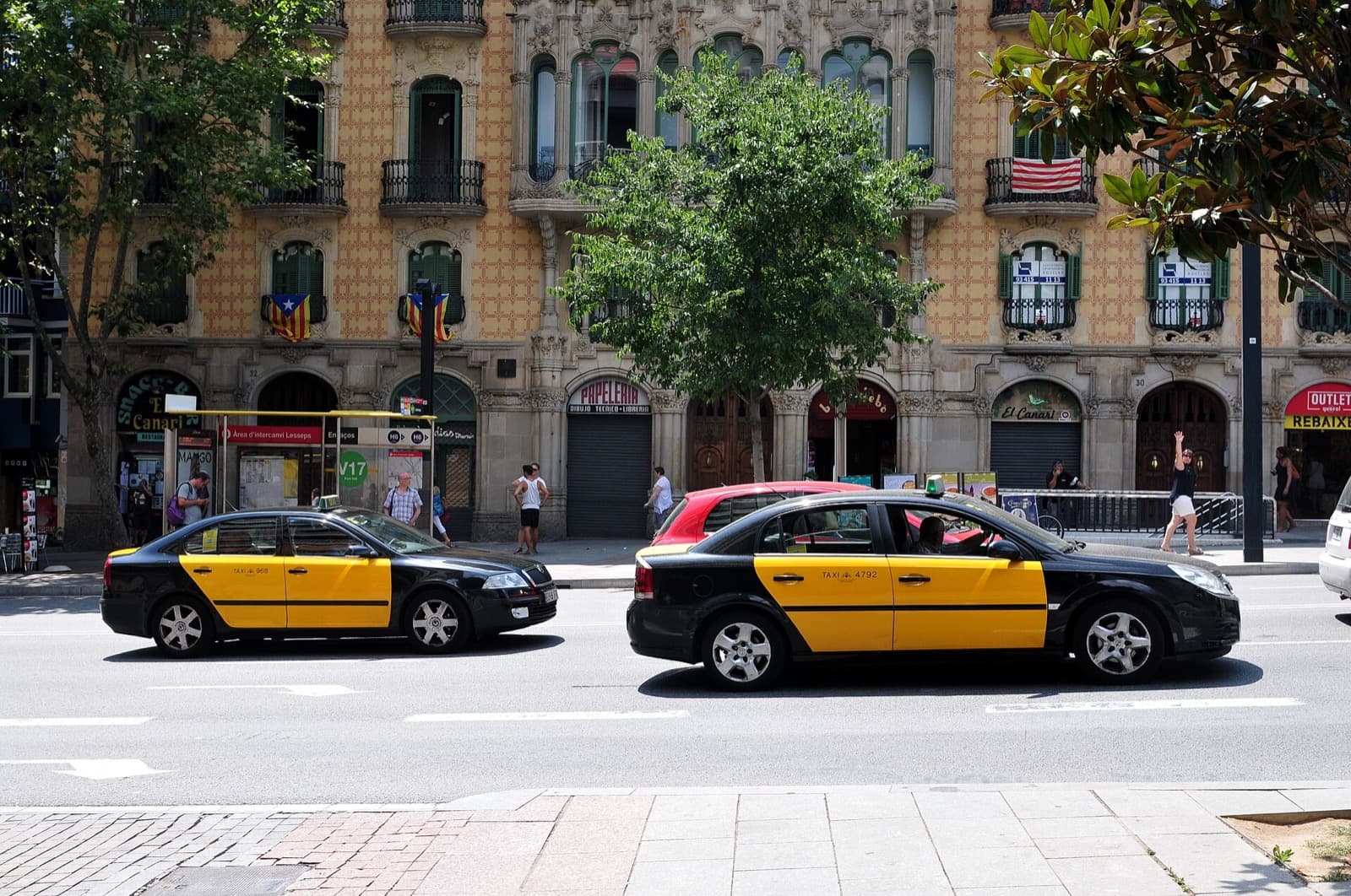 Taxi sedán circulando por Barcelona